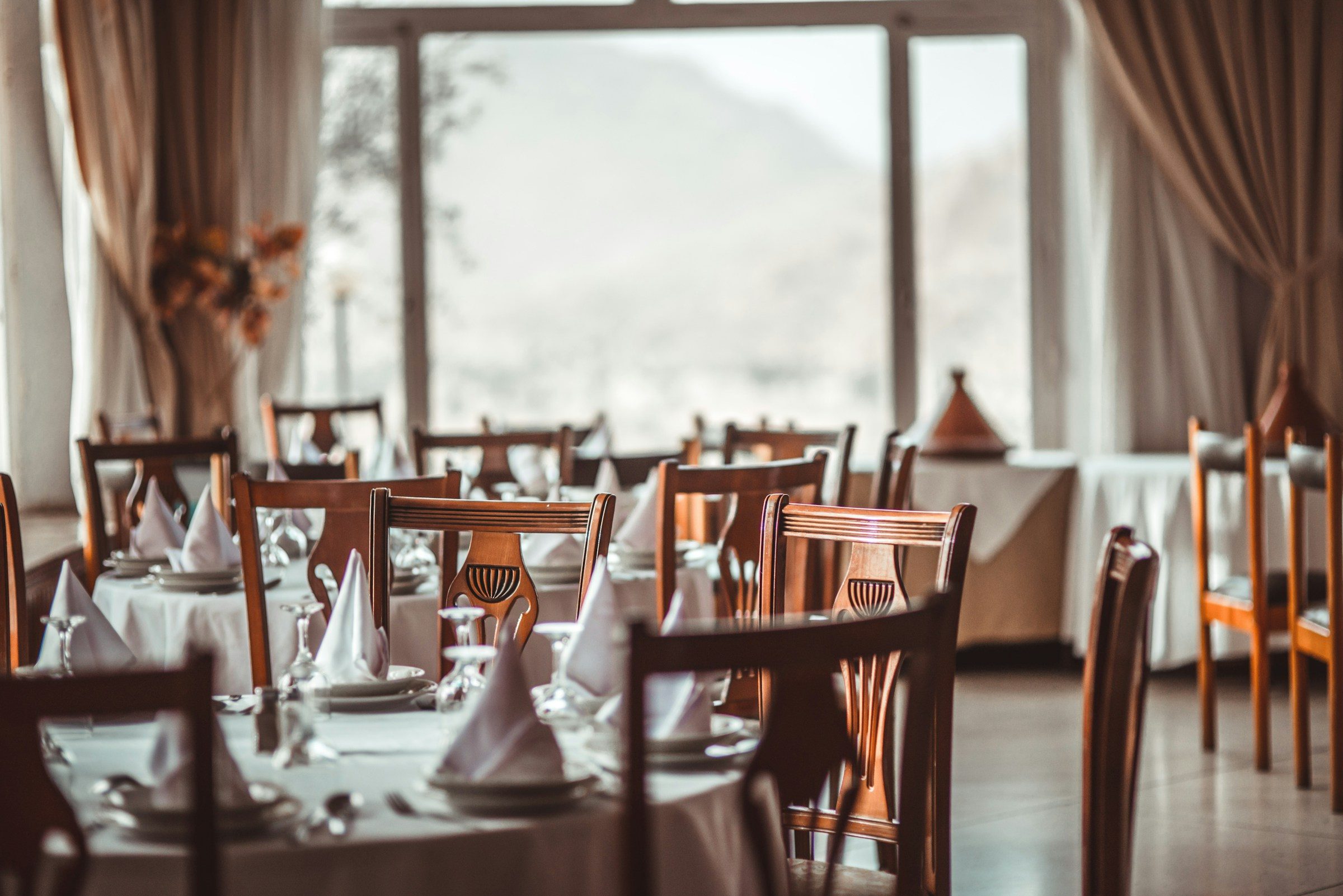 Gün ışığı alan otel restoranı